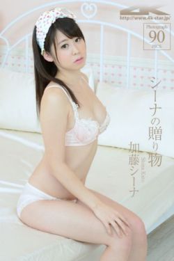 美女脱内衣露出奶